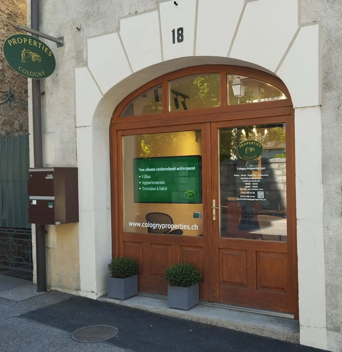Vitrine de l'agence Cologny Properties au 18 route de La-Capite, Cologny